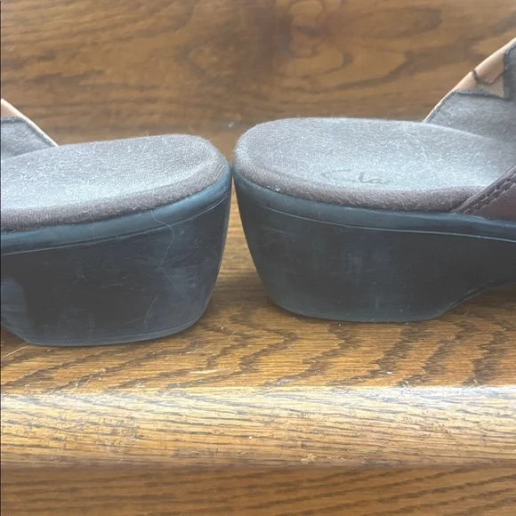 Clarks Soft leather, 2 inch clogs : super comfortable, condition used - Picture 7 of 8